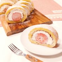 ホットケーキミックスで簡単!ふわふわ苺のロールケーキ