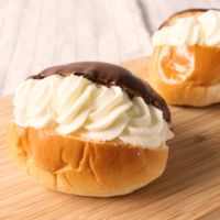 パリパリチョコの生クリームロールパン