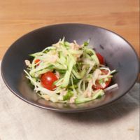ベーコンドレッシングで食べるきゅうりとセロリのサラダ