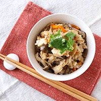 たっぷりきのこと鶏肉の炊き込みご飯