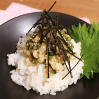さっぱり旨い!爽やか薬味の梅鶏皮ごはん