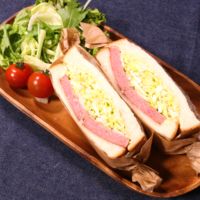ボリューム満点!ランチョンミートとキャベツのサンドイッチ