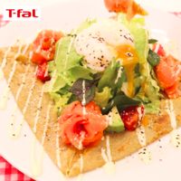 たっぷり彩り野菜!アボカドとサーモンのガレット