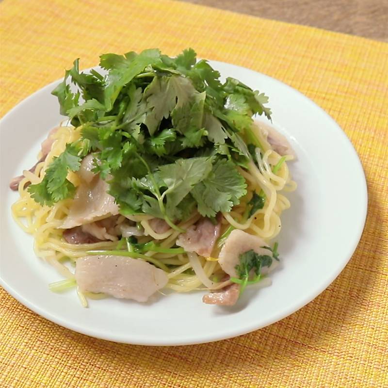 パクチー三昧 レンジで簡単もやしとパクチーの豚肉巻き 作り方 レシピ クラシル