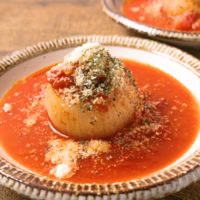 トマトソースで 新玉ねぎのファルシー
