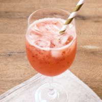 鮮やかピンクの爽やかすももスカッシュ