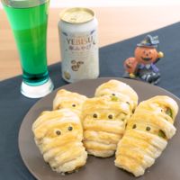 ハロウィンにぴったり エメラルドビールとピーマン肉巻きミイラ
