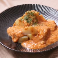 ホクホク新じゃがのトマトチーズソースがけ