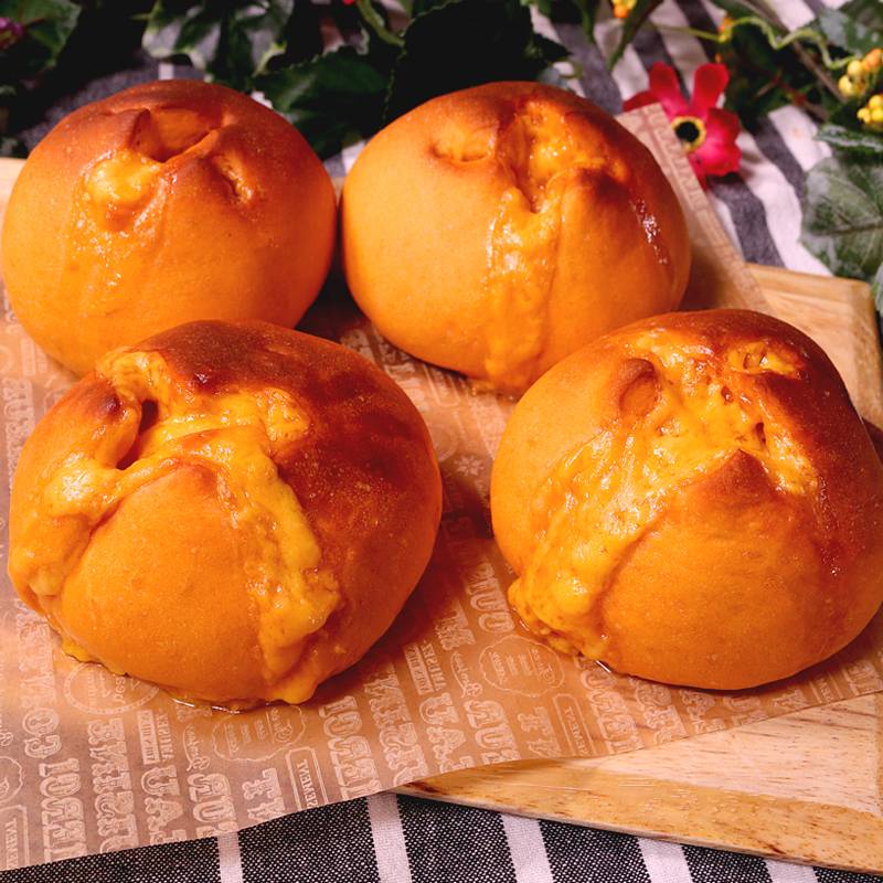 チーズたっぷり！トマトチーズパン 作り方・レシピ | クラシル