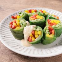 彩り野菜のくるくるレタスサラダ