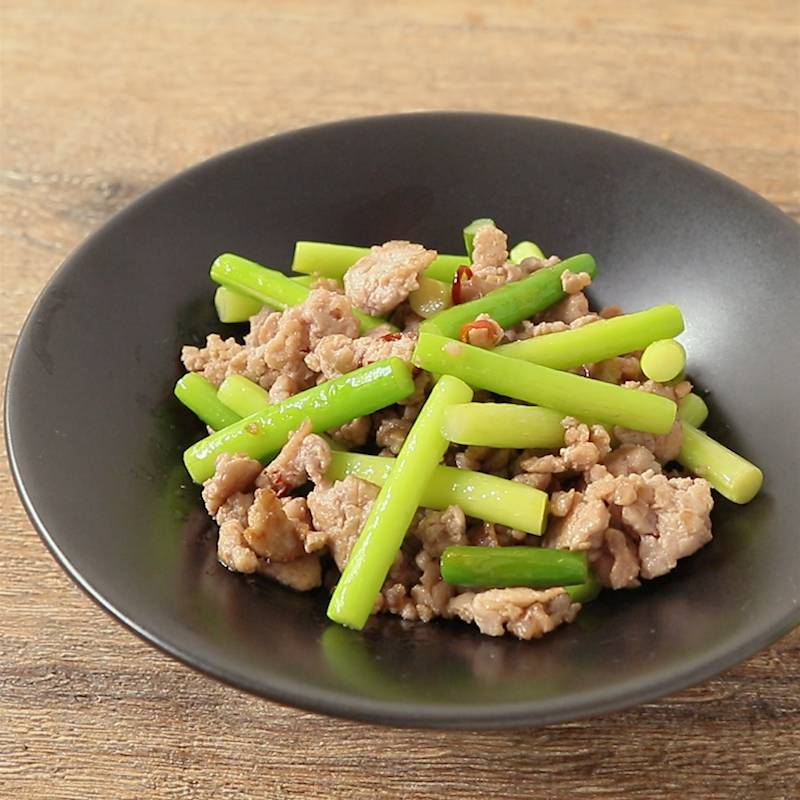 食感がたまらない にんにくの芽とひき肉の炒めもの 作り方 レシピ クラシル
