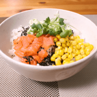 彩りきれい!スモークサーモンの三色丼