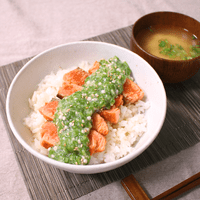 とろとろおくらソースで サーモンたたき丼