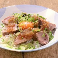 カツオステーキの和風玉ねぎソース丼
