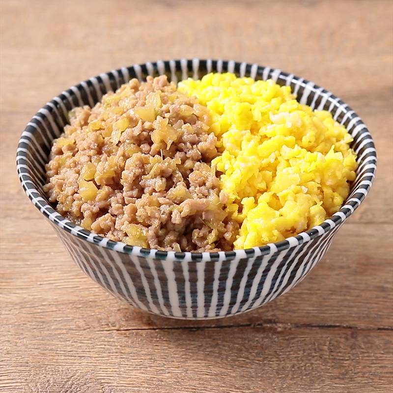 セロリでかさ増し 鶏ひき肉のそぼろ丼 | クラシル