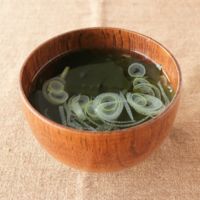 ホッとする味 わかめとねぎのすまし汁