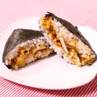 レンジで簡単!カレーチキンのおにぎらず