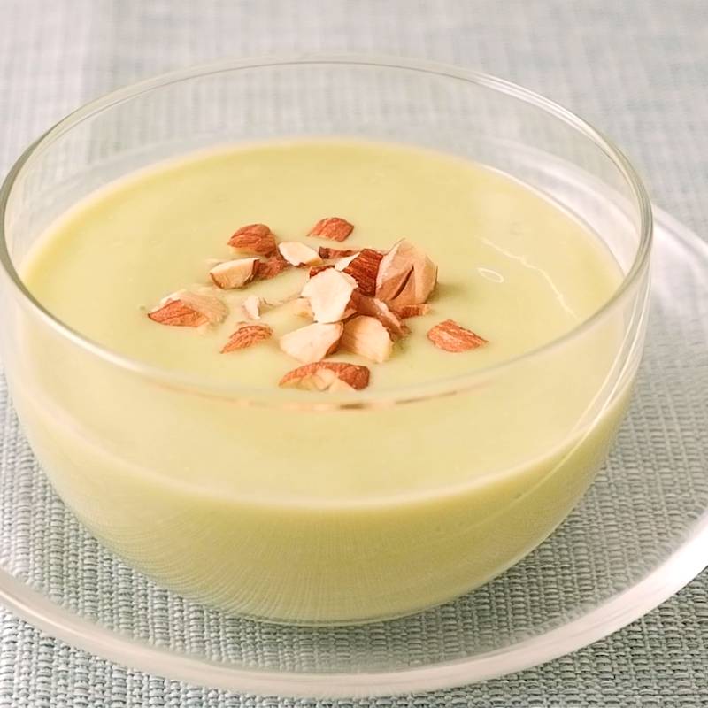 ミキサーで簡単 アボカドの冷たいアーモンドミルクスープ 作り方・レシピ クラシル